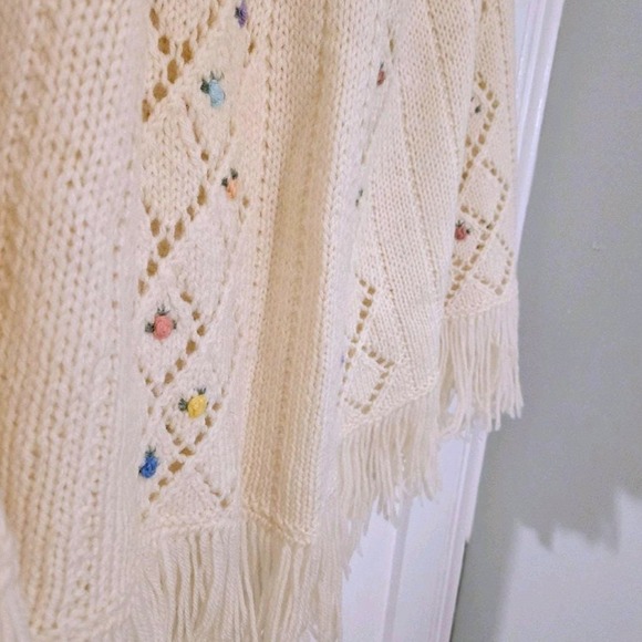 Smiths Bermuda VTG 70s Ivory Knit Fringe Rose Tie Wool Cape Poncho England. - Picture 4 of 10
